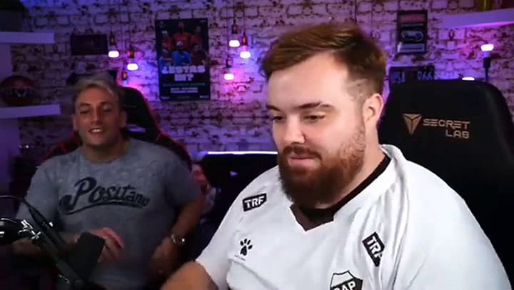 Ibai con la camiseta y el piluso de Platense