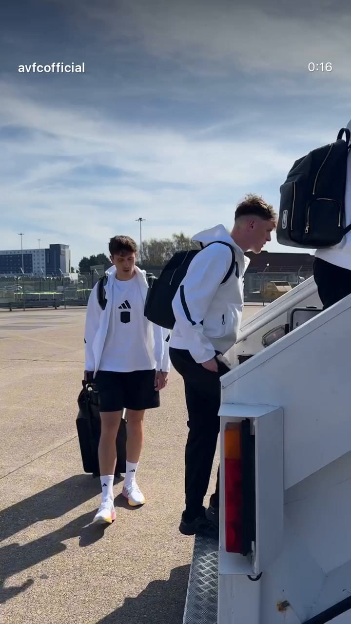 Así se subía al avión Dibu Martínez junto al equipo de Aston Villa