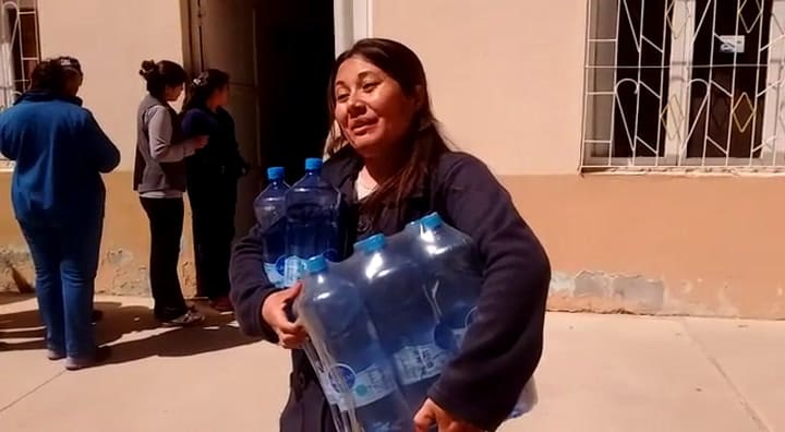 Reparten bidones de agua por la contaminación de Barrick