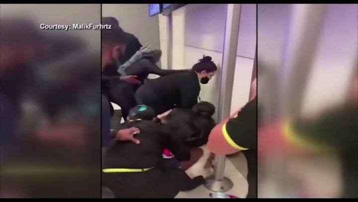 Feroz ataque a personal de una aerolínea por la demora de un vuelo
