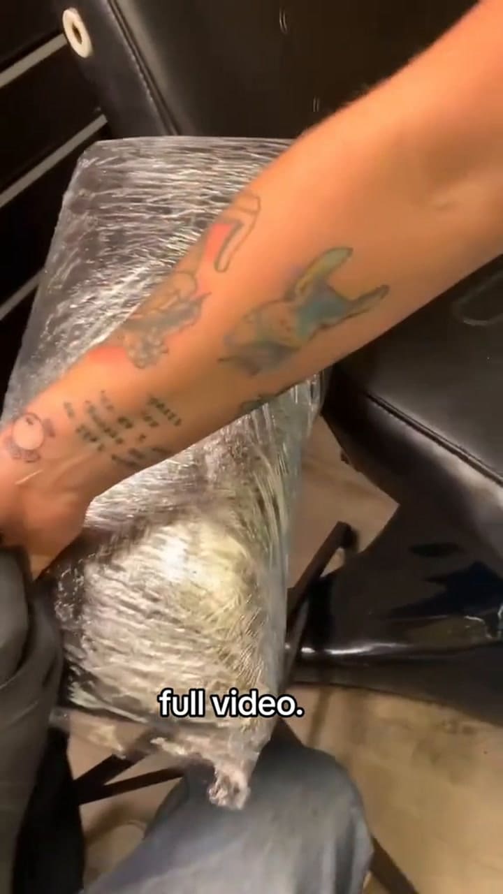 Se hizo un tatuaje, descubrió un error y su reacción se volvió viral