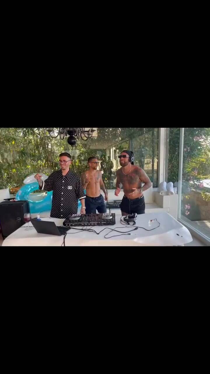Nicolás Otamendi y Papu Gómez jugaron a ser DJ con Fer Palacio en el cumpleaños de Leandro Paredes