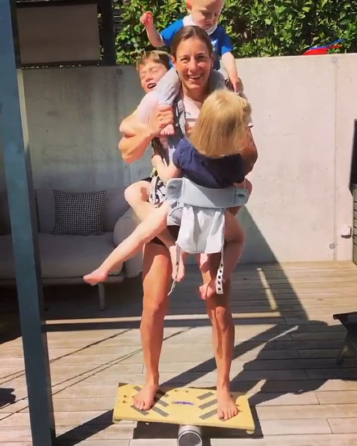 Nicola Spirig hace equilibrio cargando a sus tres hijos