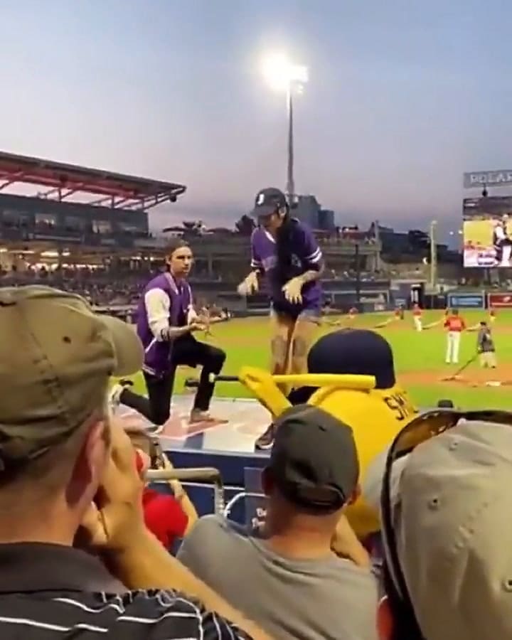 Le propone matrimonio a su novia durante un partido de béisbol y ella huye llorando frente a la mult