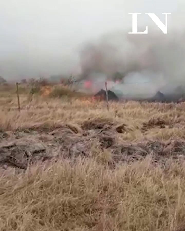 Un joven trata de contener el incendio en su campo