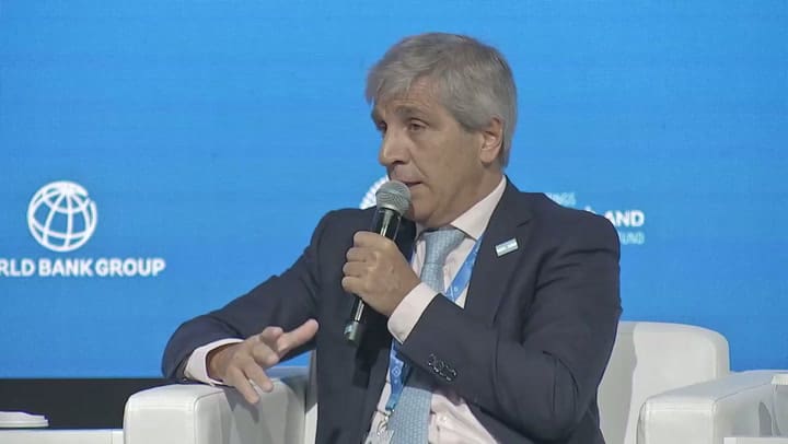 Luis Caputo aseguró que hay "excedentes de dólares"