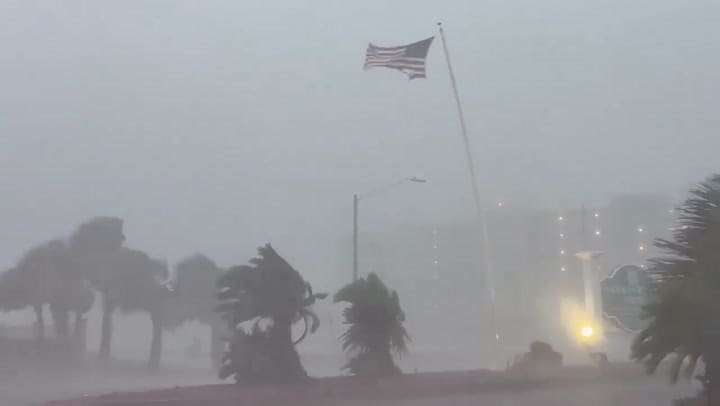 Isaías tocó tierra en Florida como un huracán de categoría 2, con vientos máximos sostenidos de 165 kilómetros por hora