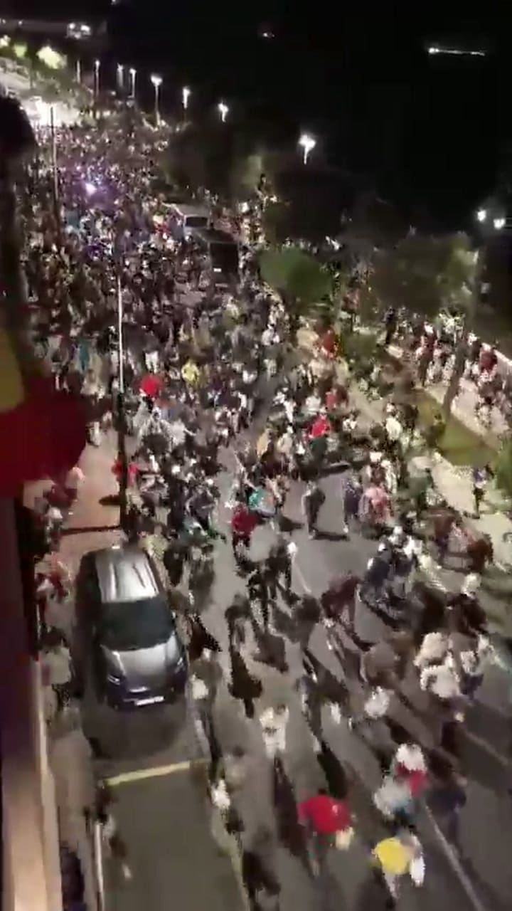 Caos y corridas en el traslado de migrantes al puerto de Ceuta