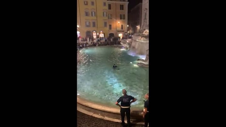 Un hombre se tiró a la Fontana di Trevi, lo multaron y volvió a meterse a nadar