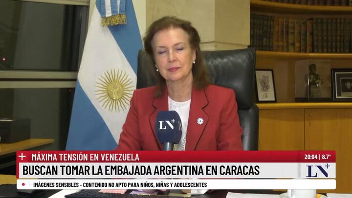 Diana Mondino Hay Gente Frente A La Embajada En Caracas