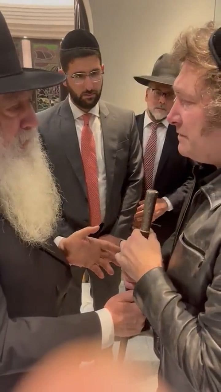 Javier Milei junto al rabino David Pinto Shlita. Crédito: Radio Jai