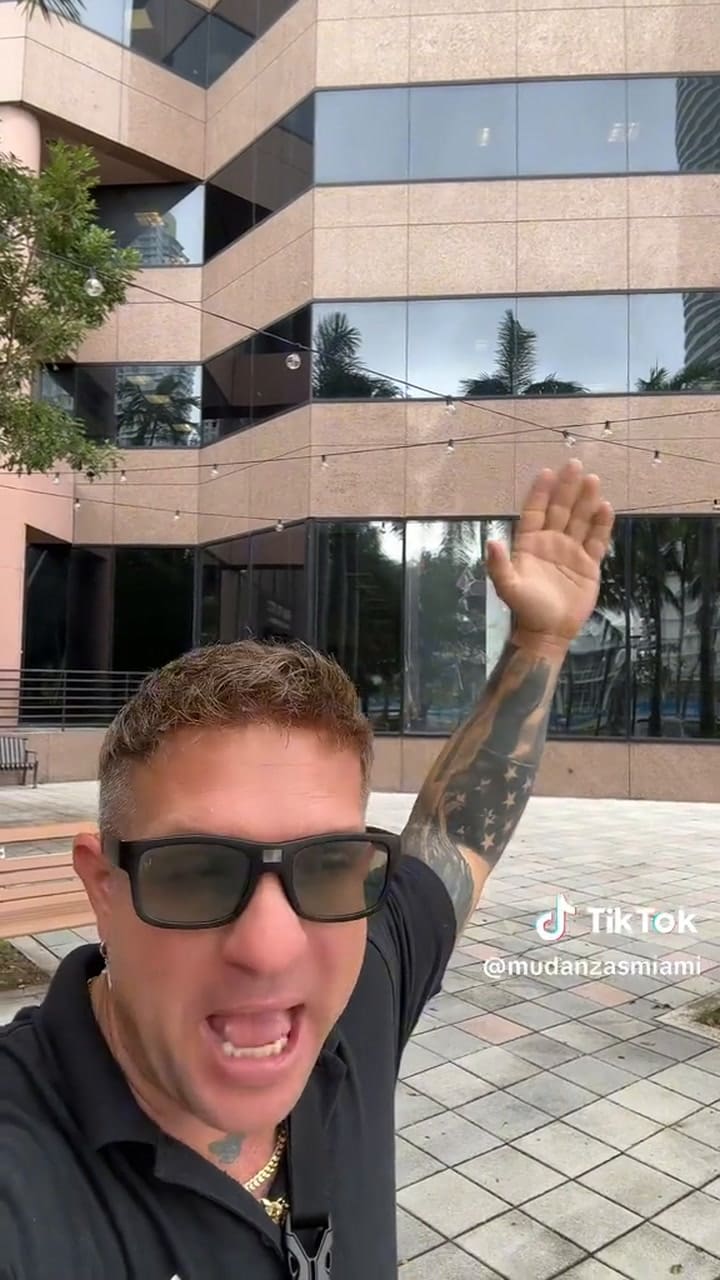 Emigró de Cuba, comenzó cortando el pasto y hoy montó su propia empresa (TikTok @mudanzasmiami)