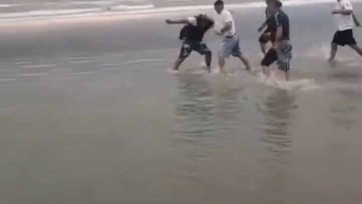 GIF Crimen en Santa Teresita: así le pegaban a Tomás Tello antes de matarlo