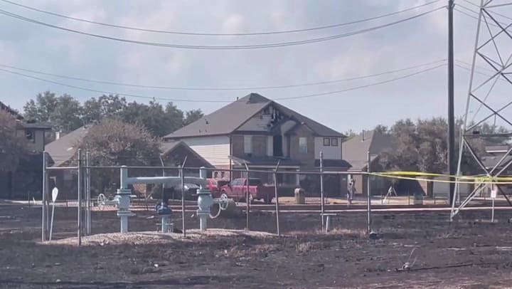 Hallaron restos humanos en un auto tras el incendio de un oleoducto en Texas que ardió durante cuatro días