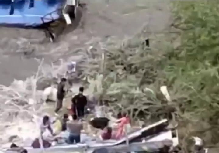 Un micro cayó 150 metros a un río en Perú: hay seis muertos y 32 heridos