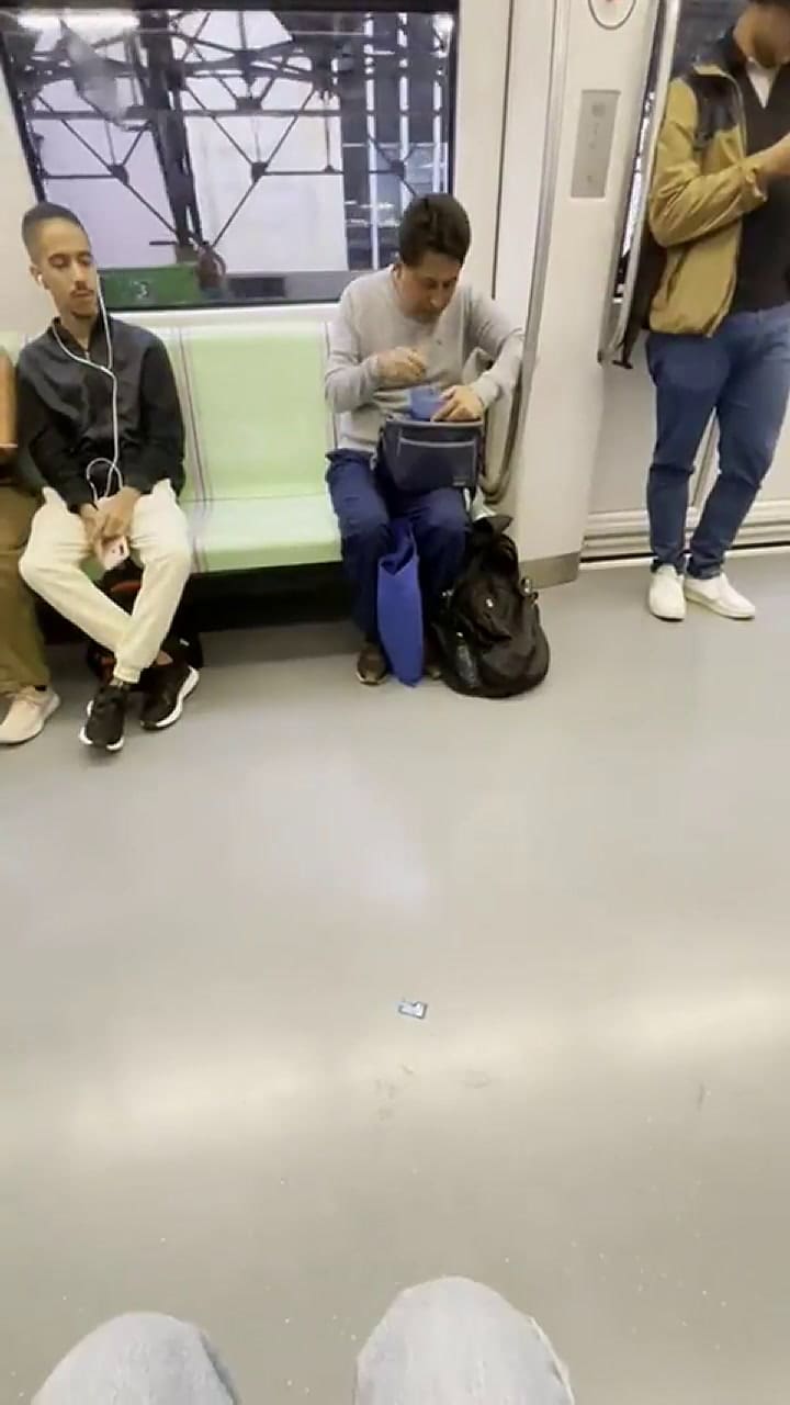 Un hombre comió en el metro y llamó la atención
