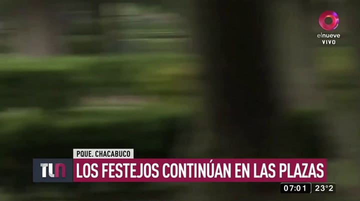 Los jóvenes coparon los parques porteños por Navidad, sin barbijos ni distancia - Fuente: el nueve