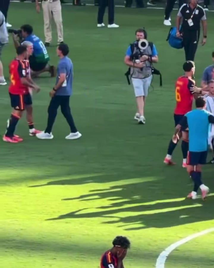 El cruce entre Ayala y Dani Olmo