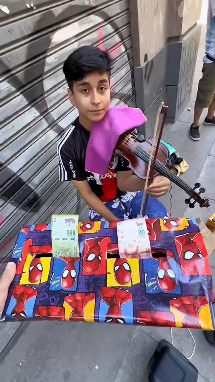 Dio a elegir entre un billete de $500 y uno de $20, optó por el de menor valor y se llevó una enorme