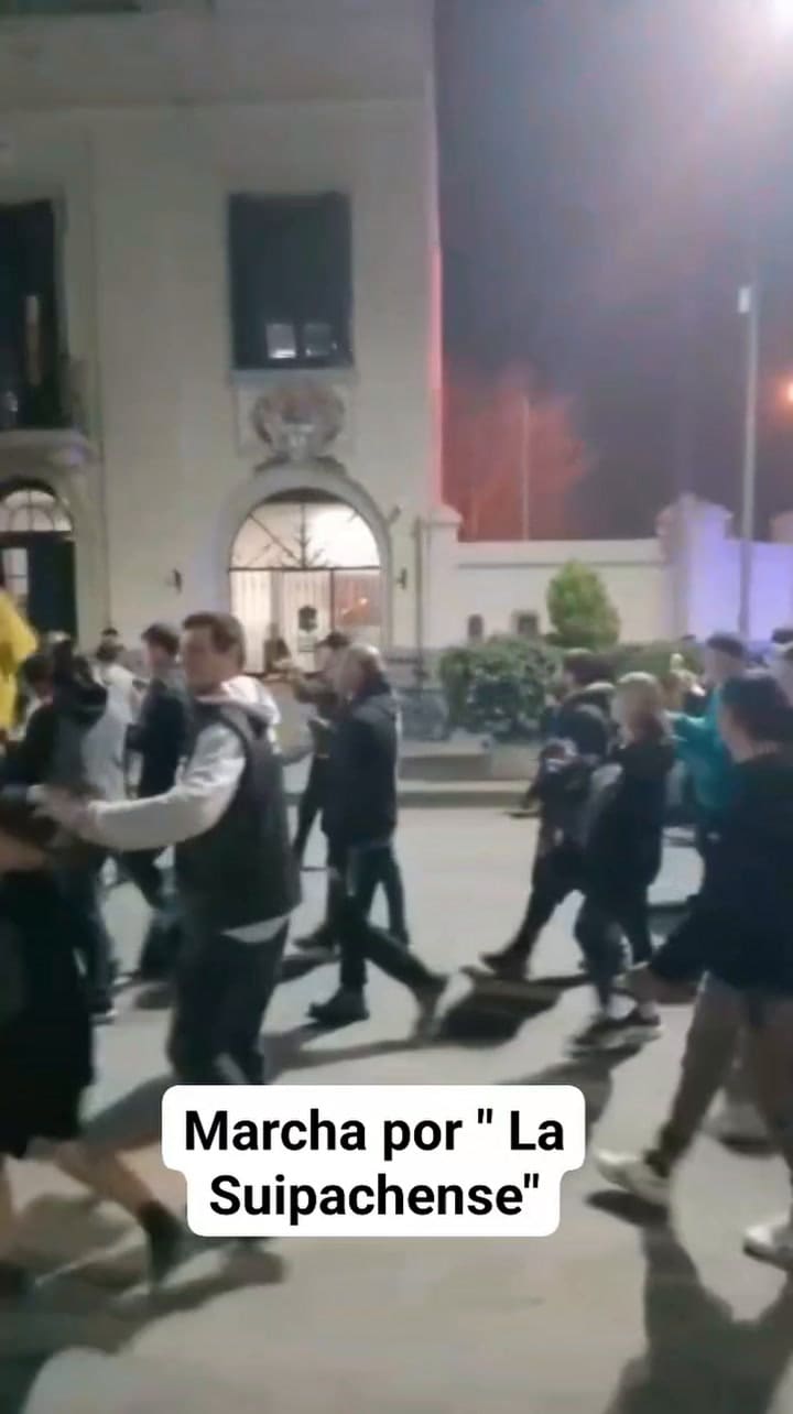 Marcha de los empleados de" La Suipachense". Crédito: Informate de Primera