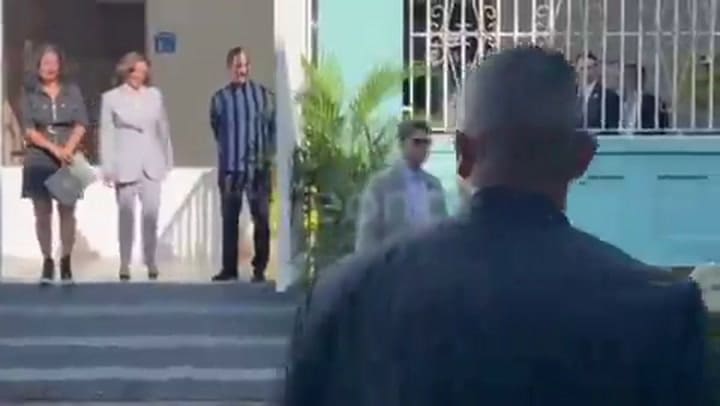 Kamala Harris fue sorprendida por un grupo de músicos que cantaron una melodía en su contra