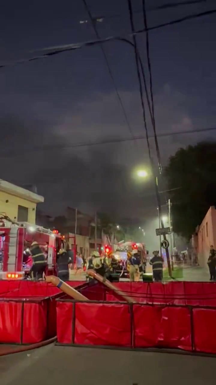 Los bomberos trabajan en la zona para contener el fuego
