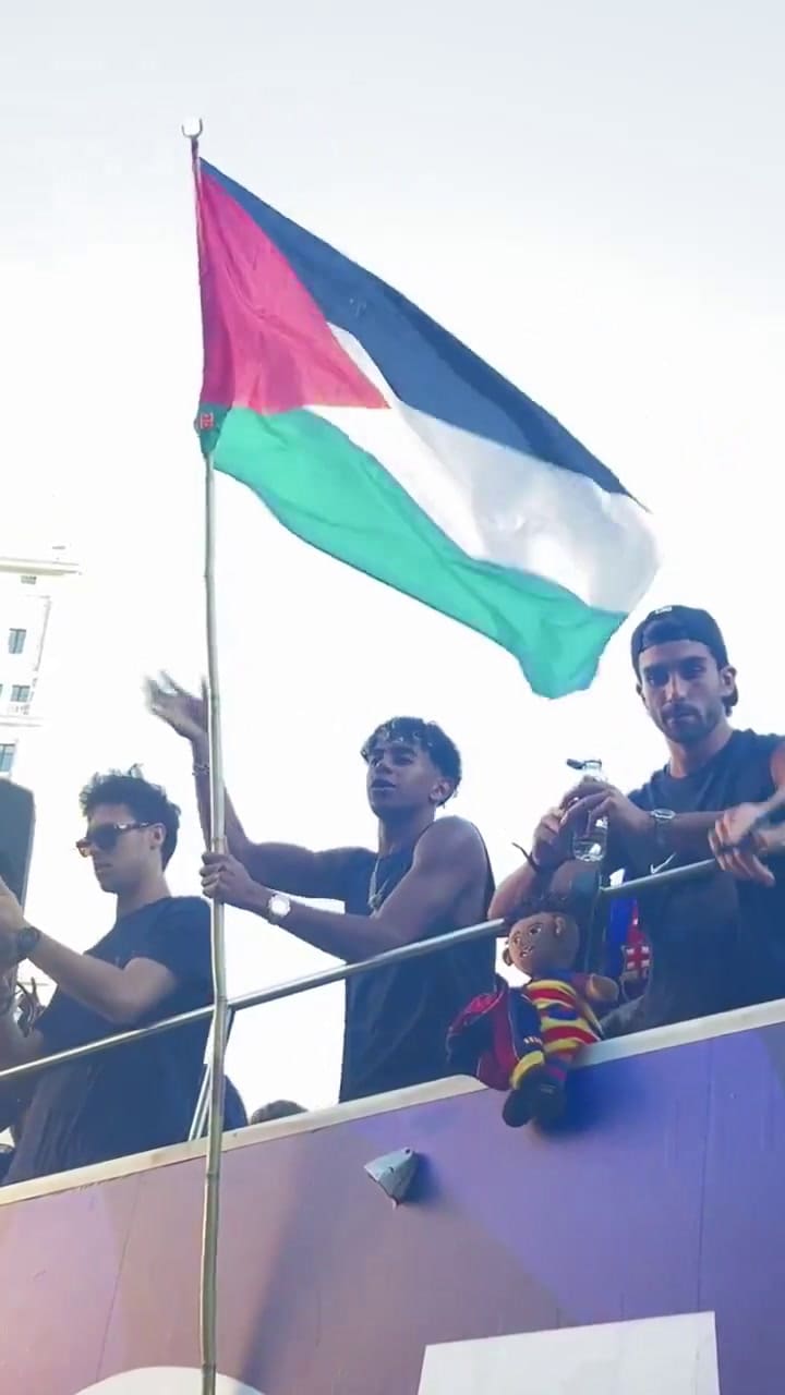 Lamine Yamal ondeó la bandera de Palestina durante los festejos de Barcelona tras conquistar la Liga
