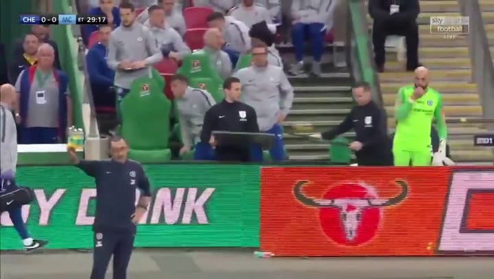 La reacción de Maurizio Sarri con su arquero en la final de la Copa de la Liga de Inglaterra - Fuent