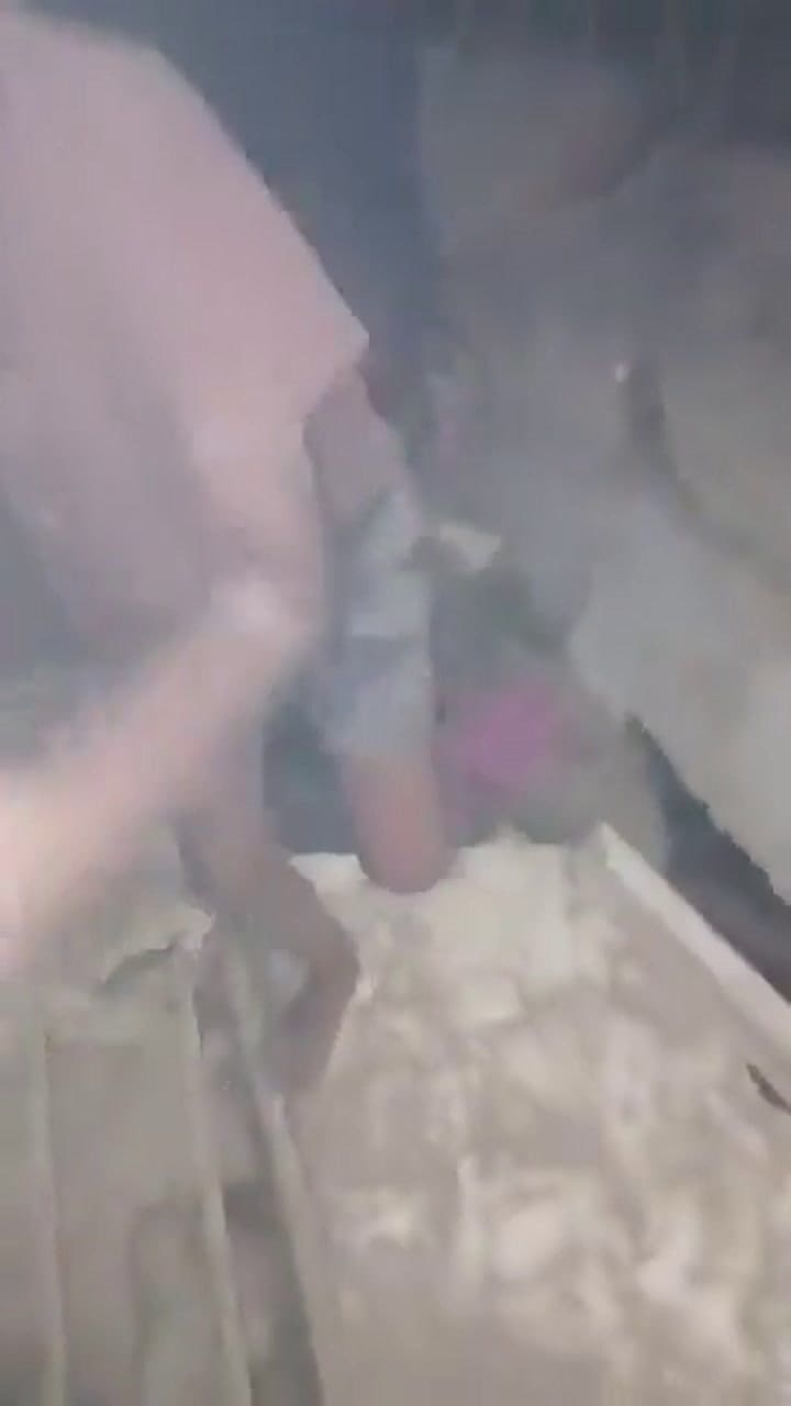 Rescatan niños de los escombros en Venezuela