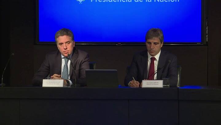 Argentina frena corrida cambiaria con tasas de interés al 40% - Fuente: AFP