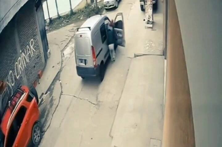 Un ladrón quiso sacarle el celular a una joven, forcejearon en plena calle y la víctima logró zafarse