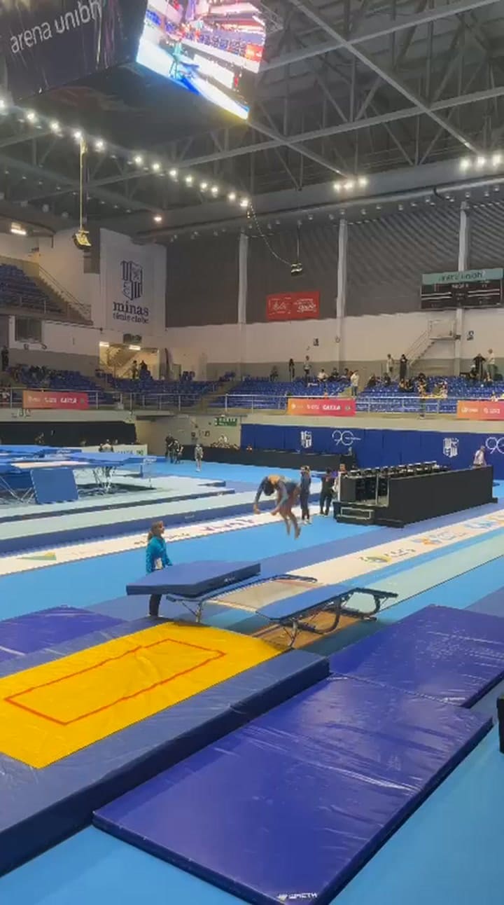 Macarena Cainzos representando a la Argentina en Gimnasia en Trampolín