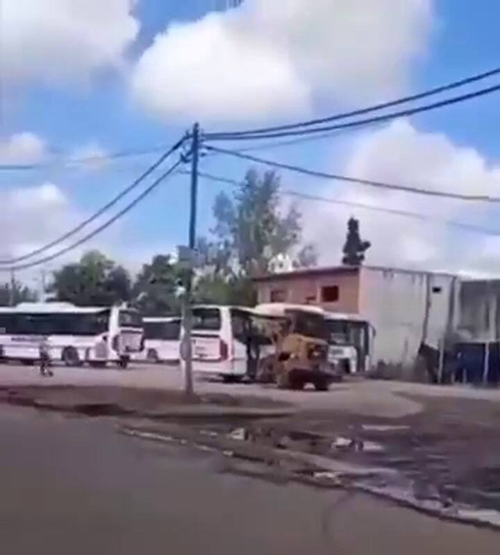 Un hombre rompió varios colectivos luego de que chocaran su camioneta