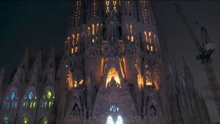 La iluminación de la torre de Jesucristo de la Sagrada Familia