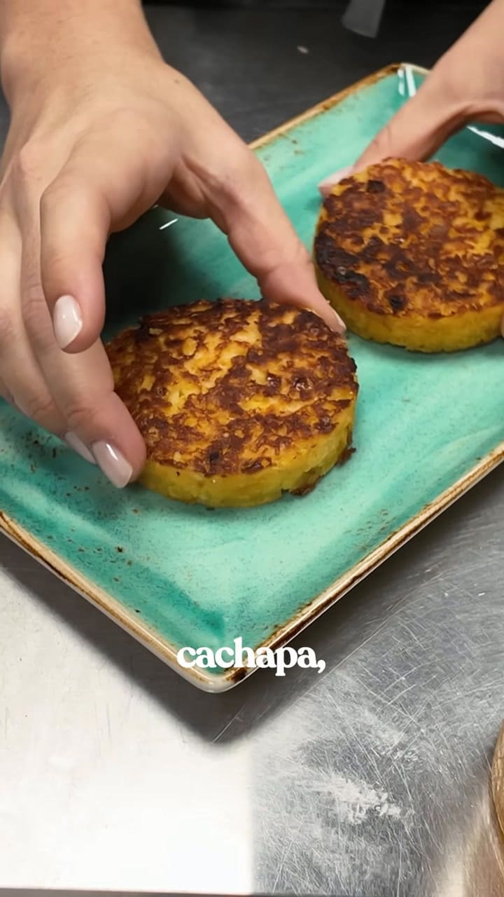 Creó una receta fusión de benedict eggs con un plato típico de Venezuela y triunfa en redes sociales