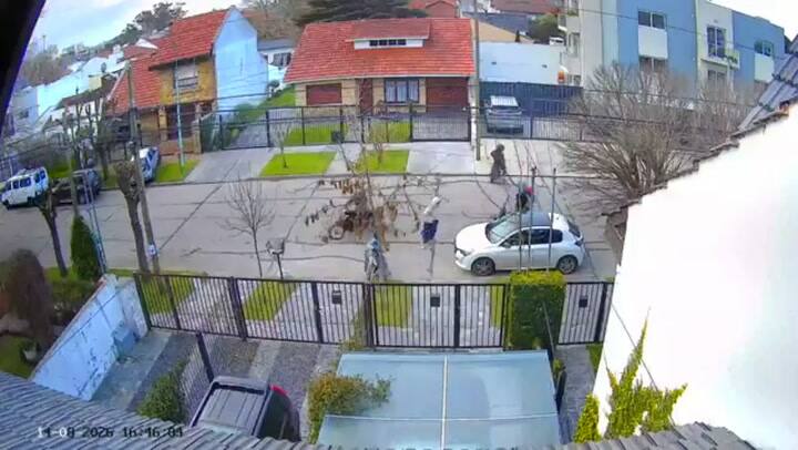 Un grupo de motochorros golpeó a una mujer para robarle un auto, se enfrentó con vecinos y huyó