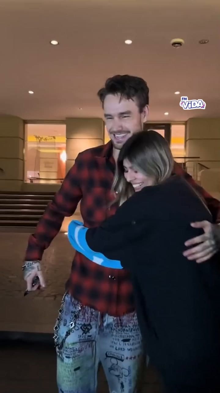 Liam Payne con sus fans tras su llegada a la Argentina