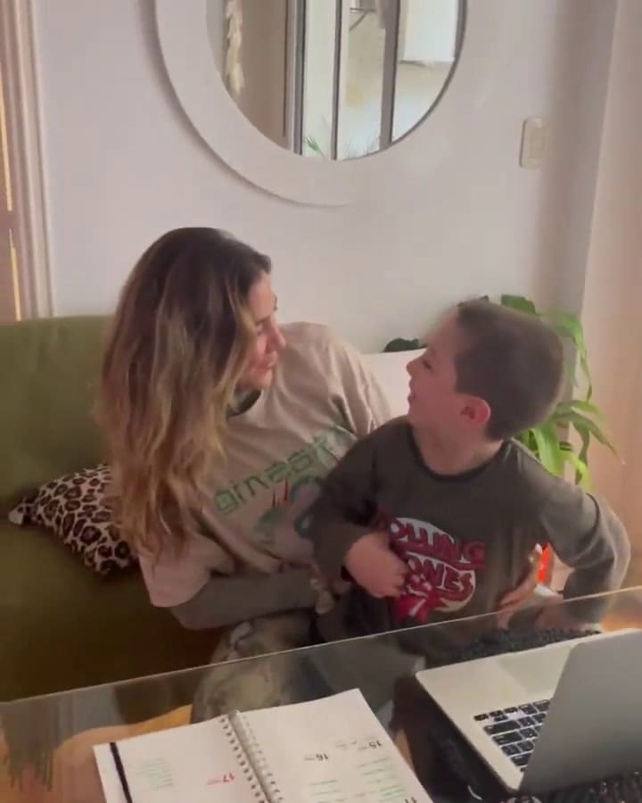 La reacción del pequeño cuando Jimena Barón le da la sorpresa del viaje.