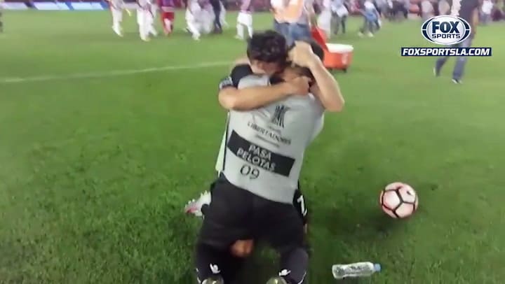 El particular abrazo de Acosta