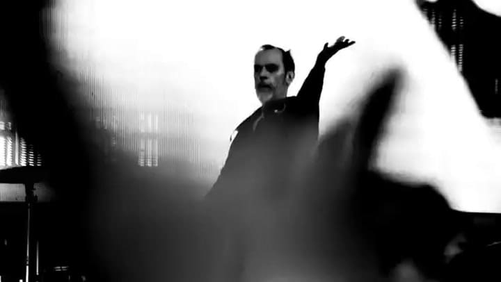 Peter Murphy y David J intepretan el primer hit de Bauhaus, 'Bela Lugosi's Dead' - Fuente: Youtube