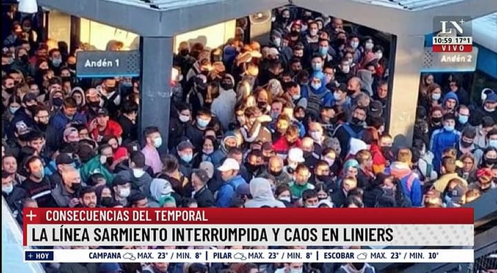 Quedó atrapado dentro de su auto tras cruzar con la barrera baja y ser atropellado por una formación