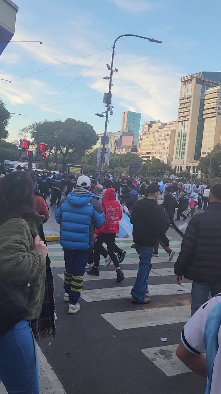 Un hombre robó un celular en los festejos por la Argentina en el Obelisco: fue detenido, recibió insultos y botellazos
