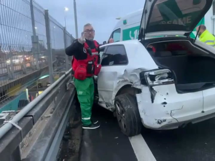 Accidente entre dos autos en la Illia