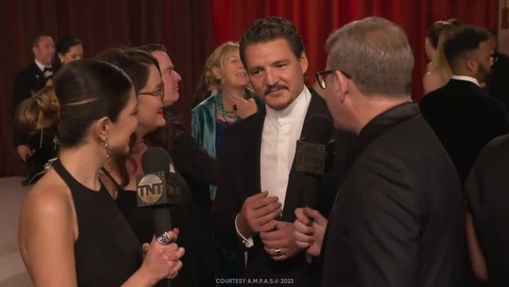 Pedro Pascal en la alfombra roja de los Oscar