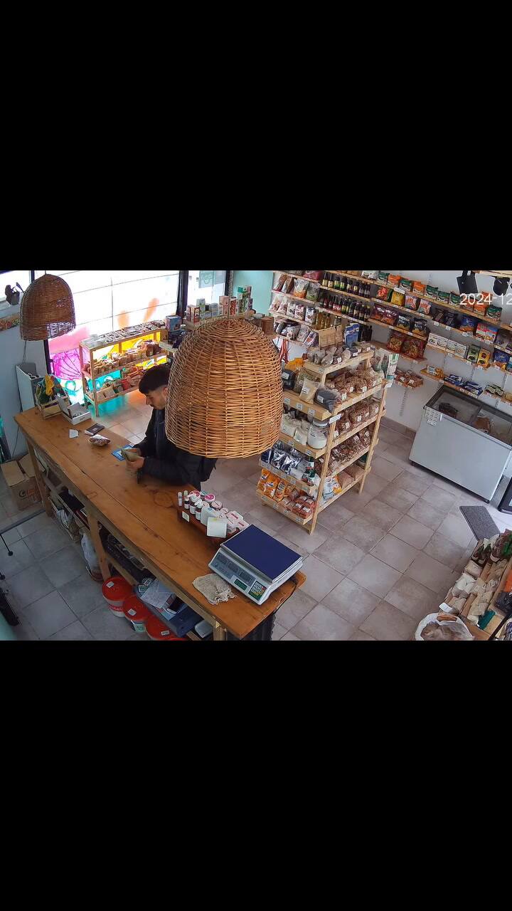 Entró a un local vacío, eligió un producto, pagó por él y se fue. Su gesto se volvió viral