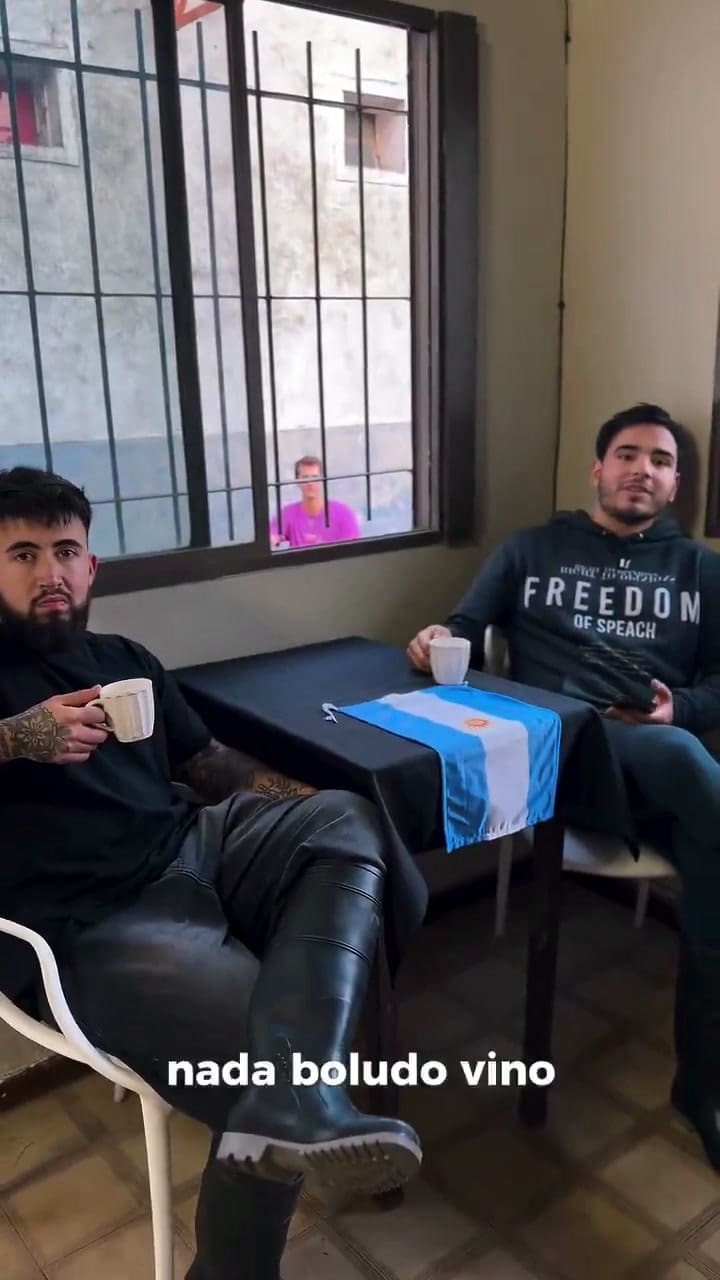 Trabajadores de un lavadero de autos se tomaron fotos con el Dibu Martínez
