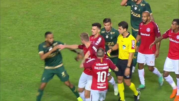 La expulsión de D'Alessandro en Brasil por un golpe involuntario al árbitro - Fuente: YouTube