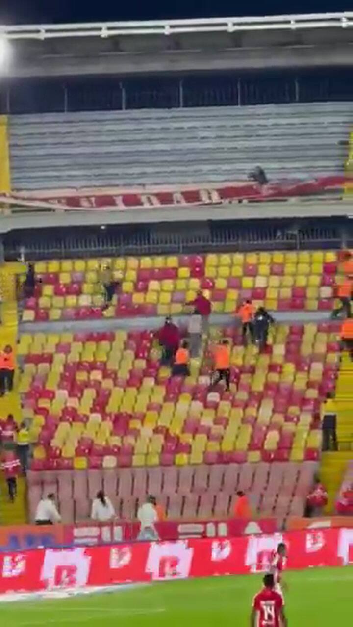 La policía intentó disipar los cruces que se registraron entre hinchas de ambas parcialidades