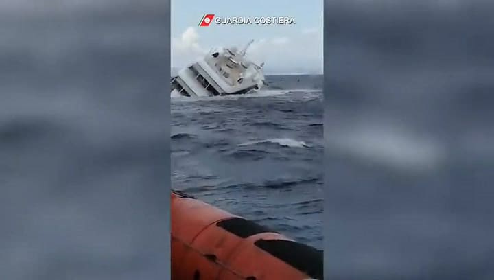 Así se hundió el superyate en la costa de Italia