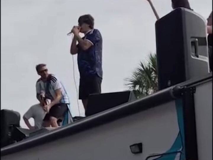 Un policía cortó un show de Andrés Ciro Martínez que se estaba llevando a cabo en el marco de un banderazo de hinchas argentinos en Miami